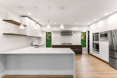 Florida, ABD 'de Modern Mutfak Tasarımı. Modern mimari tasarım, geliştirme, mutfak, tezgah, ahşap zemin. Mutfak ve tezgahlar için iç çekimler.