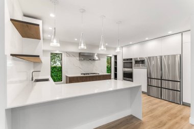 Florida, ABD 'de Modern Mutfak Tasarımı. Modern mimari tasarım, geliştirme, mutfak, tezgah, ahşap zemin. Mutfak ve tezgahlar için iç çekimler.