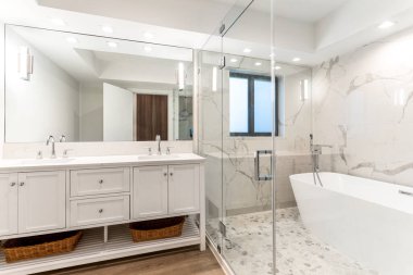 Photoshoot Video Florida, ABD 'de. Temiz, modern banyo ferahlatıcı duşu, yansıtan aynası, küveti ve parlak fayansları olan..