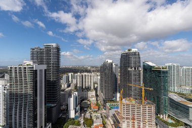 Hava aracı fotoshoot Florida, ABD 'de ticari alan, lüks evler, binalar ve malikaneler, etrafta bol tropikal bitki örtüsü, güzel blu gökyüzü.