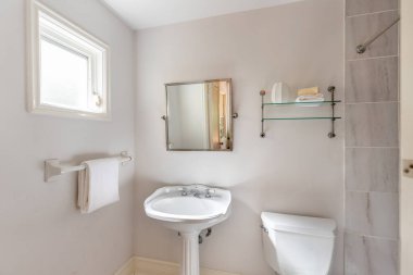 Photoshoot Video Florida, ABD 'de. Temiz, modern banyo ferahlatıcı duşu, yansıtan aynası, küveti ve parlak fayansları olan..