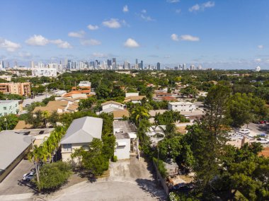 Hava aracı fotoshoot Florida, ABD 'de ticari alan, lüks evler, binalar ve malikaneler, etrafta bol tropikal bitki örtüsü, güzel blu gökyüzü.