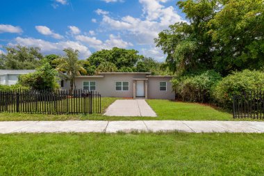 Florida, ABD 'deki ön kapı bahçesi. Bulutlu berrak Mavi Gökyüzü, Armonik bir atmosfer oluşturan bir sürü ağaçlı doğal bereketli bitki örtüsü.