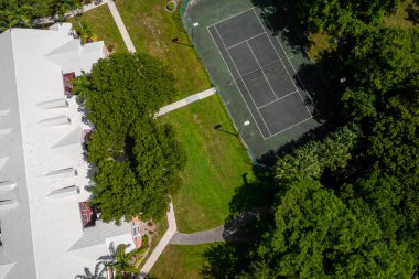 Hava aracı fotoshoot Florida, ABD 'de ticari alan, lüks evler, binalar ve malikaneler, etrafta bol tropikal bitki örtüsü, güzel blu gökyüzü.