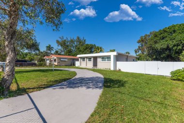 Florida, ABD 'deki ön kapı bahçesi. Bulutlu berrak Mavi Gökyüzü, Armonik bir atmosfer oluşturan bir sürü ağaçlı doğal bereketli bitki örtüsü.