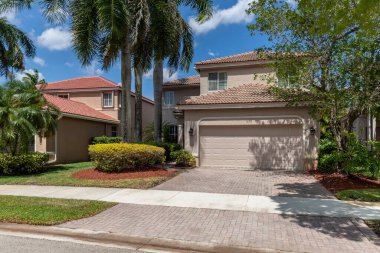 Florida, ABD 'deki ön kapı bahçesi. Bulutlu berrak Mavi Gökyüzü, Armonik bir atmosfer oluşturan bir sürü ağaçlı doğal bereketli bitki örtüsü.