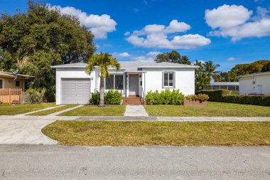 Florida, ABD 'deki ön kapı bahçesi. Bulutlu berrak Mavi Gökyüzü, Armonik bir atmosfer oluşturan bir sürü ağaçlı doğal bereketli bitki örtüsü.