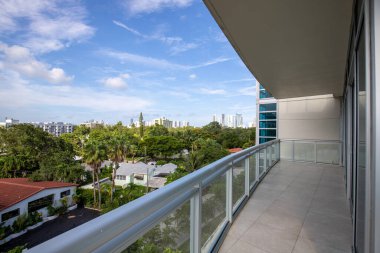 Çağdaş Balkon Fotoğrafçılığı Florida, ABD 'de yer almaktadır. Modern mimari tasarım ve gelişimi gösteriyor. Güzel, berrak Skyline, ticari alan manzaralı kanallar ve plajlar..