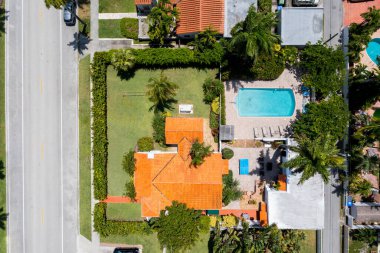 Hava aracı fotoshoot Florida, ABD 'de ticari alan, lüks evler, binalar ve malikaneler, etrafta bol tropikal bitki örtüsü, güzel blu gökyüzü.