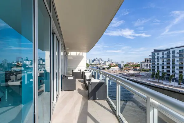 Çağdaş Balkon Fotoğrafçılığı Florida, ABD 'de yer almaktadır. Modern mimari tasarım ve gelişimi gösteriyor. Güzel, berrak Skyline, ticari alan manzaralı kanallar ve plajlar..