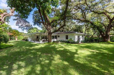 büyük beyaz ve kırmızı bir ev