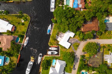 St. Lucia 'nın Karayip kıyılarının havadan görünüşü.