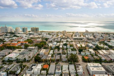 Beyaz binalı Miami plajının havadan görüntüsü.