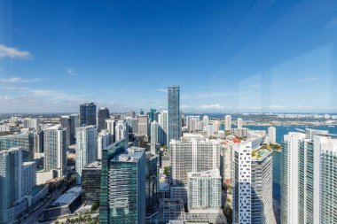 Miami, Florida - Nisan 2018 - 12 Nisan 'da şehir merkezi gökdelenlerinin panoramik manzarası ve şehirden binalar