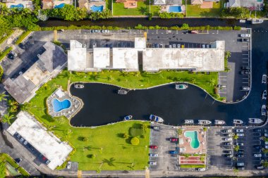 Sabahleyin şehir parkındaki su birikintisinin hava aracı görüntüsü..