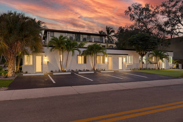 роскошный отель с пальмой и закатом