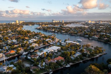 İçinden nehir akan bir şehir.