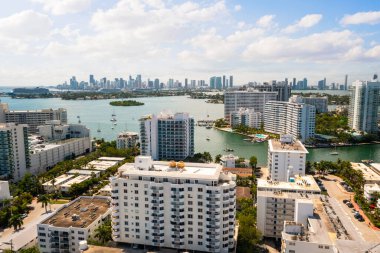 Bir nehir ve bir su kütlesi olan bir şehir