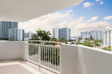 Şehir manzaralı bir balkon.