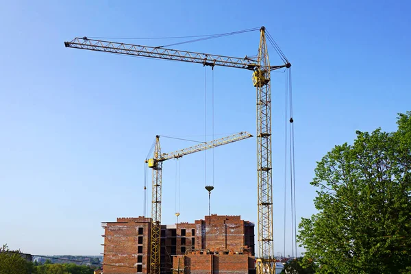 Bau Neuer Wohnkomplexe Mit Mehreren Wohnungen Hypothekenhäuser Baukräne Vor Blauem — Stockfoto
