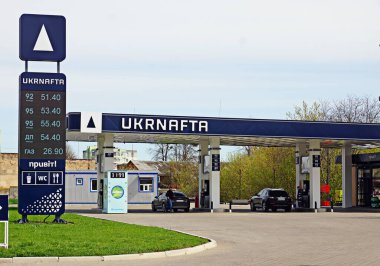 Khmelnitsky, Ukrayna - 08 Nisan 2024 Ukrnafta benzin istasyonu. Ukrnafta bir Ukrayna petrol ve doğalgaz çıkarma şirketidir..