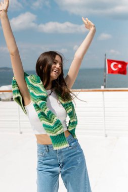 Türkiye 'de yat gezisinde elini kaldıran kaygısız genç turist 