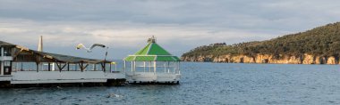 Türkiye 'de arka planda Prenses adaları bulunan deniz suyunun yanındaki iskele, afiş 