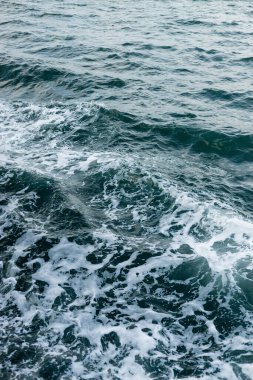 Türkiye 'de deniz suyunun köpüklü yüksek açılı görüntüsü 