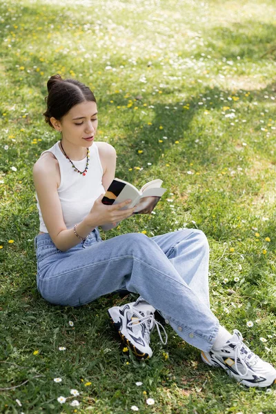 High Angle View Young Brunette Woman Top Jeans Reading Book — Stock Photo, Image