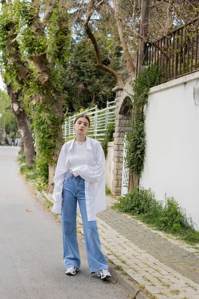 Elegante Turista Camisa Jeans Mirando Cámara Mientras Está Parado Calle — Foto de Stock