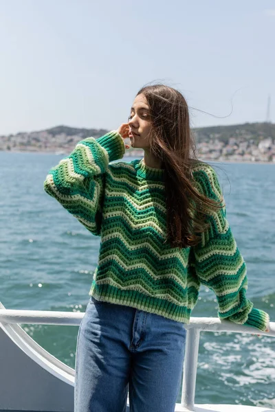 土耳其渡船巡航过程中 紧闭双眼 触摸头发的年轻女子 — 图库照片