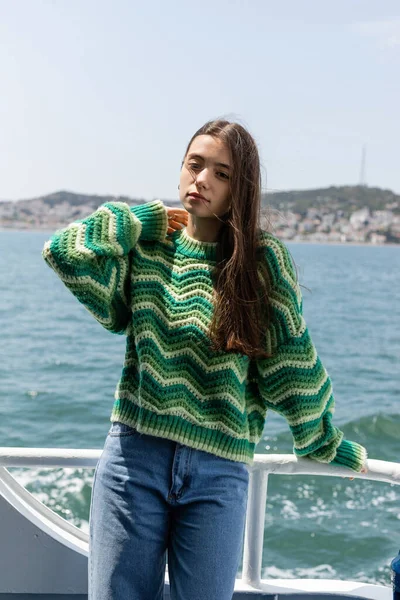 여객선을 유람선을 스웨터를 여자가 카메라를 — 스톡 사진