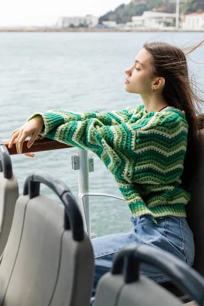 Seitenansicht einer jungen Frau, die während einer Kreuzfahrt auf einer Jacht in der Türkei aufs Meer blickt — Stockfoto