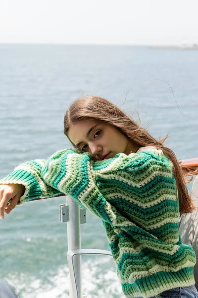 Junge brünette Frau blickt während Kreuzfahrt auf Jacht in der Türkei in die Kamera — Stockfoto