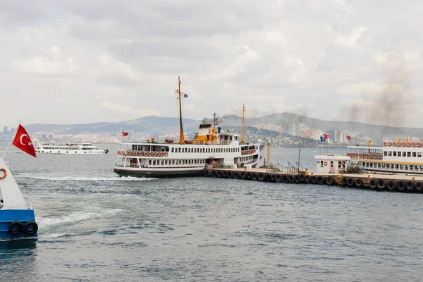 Navi con bandiere turche sul molo e sulle isole principesse sullo sfondo — Foto stock
