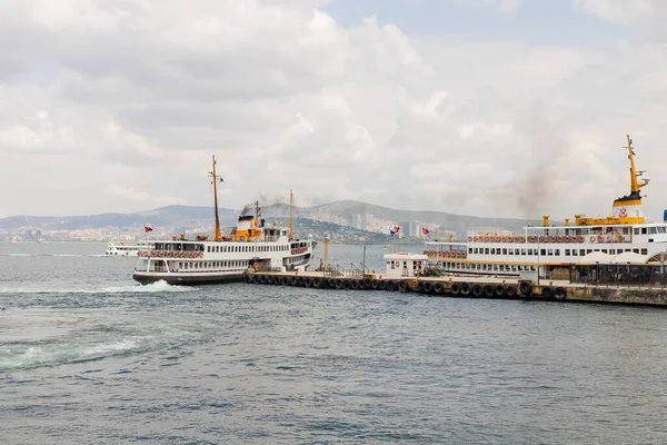 Schiffe nahe Pier mit Prinzessinnen-Inseln und Istanbul im Hintergrund in der Türkei — Stockfoto