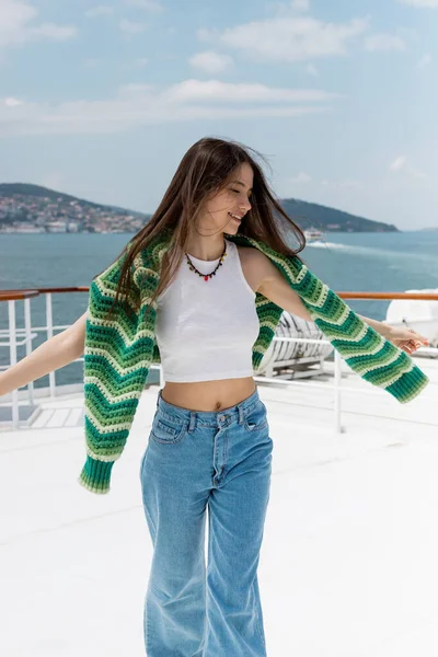 Überglückliche Frau mit Pullover steht bei Kreuzfahrt in der Türkei auf Jacht — Stockfoto