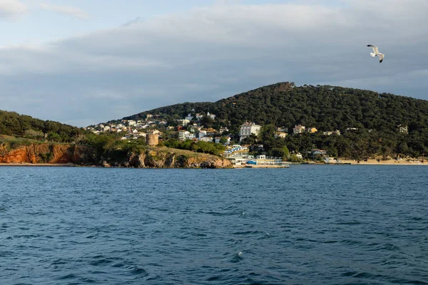 Mer bleue près du littoral et maisons sur les îles princesse en Turquie — Photo de stock