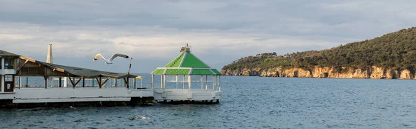 Muelle junto al agua de mar con las islas de la princesa en el fondo en Turquía, bandera - foto de stock