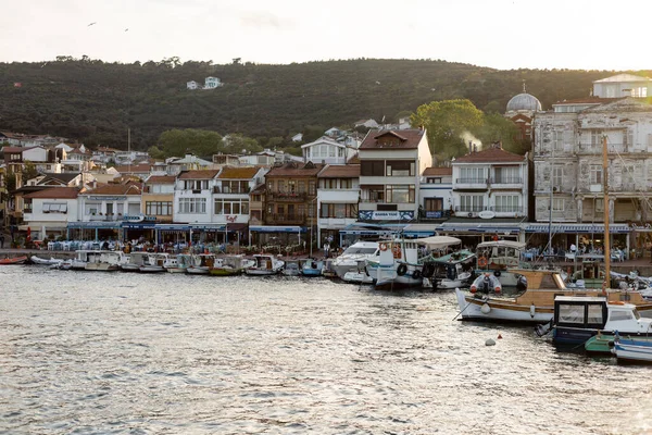 Различные яхты и дома рядом с набережной островов Принцессы в Турции — стоковое фото