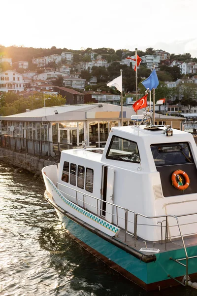 Яхта с турецкими флагами возле набережной с берегом островов Принцессы на заднем плане в Турции — стоковое фото