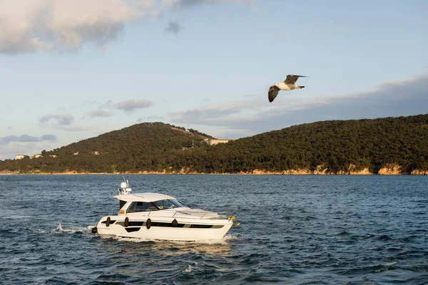 Moderno yate blanco en el mar con las islas de la princesa en el fondo en Turquía - foto de stock