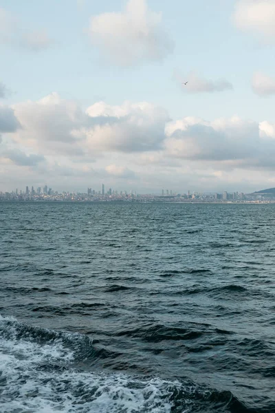 Синє море і узбережжя з розмитим Стамбулом на задньому плані. — стокове фото