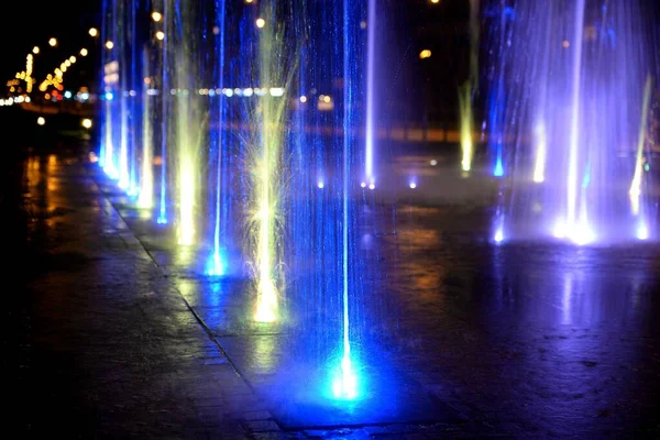 Fonte Cidade Noite Quente Verão Iluminações Coloridas — Fotografia de Stock