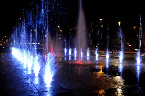 Fuente Ciudad Cálida Noche Verano Coloridas Iluminaciones — Foto de Stock