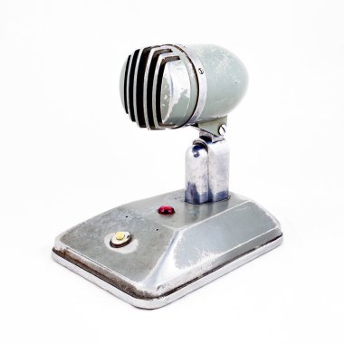 Eski bir metal mikrofon, üreticisi bilinmiyor.