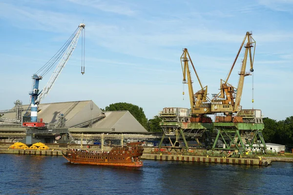 POLAND, SINOUJSCIE - CIRCA HAZİRAN 2022 Swinoujscie limanının rıhtımı. Turnalar ve yolcu gemileri görünür..