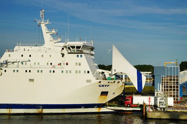 POLAND, SINOUJSCIE - CIRCA HAZİRAN 2022 Swinoujscie limanının rıhtımı. Birlik Hattı feribotu yükleme sırasında görünür.