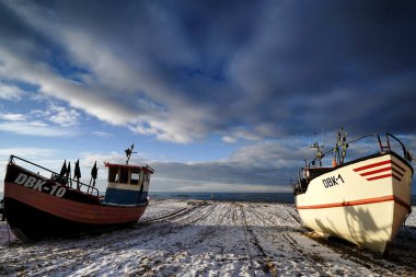 DABKI, POLAND - CRCA Aralık 2022 Baltık sahilindeki balıkçı tekneleri. Balıkçılık kısıtlamaları nedeniyle çok az sayıda balık var..
