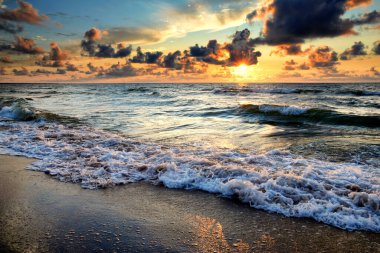 Deniz kıyısındaki kumlu sahil